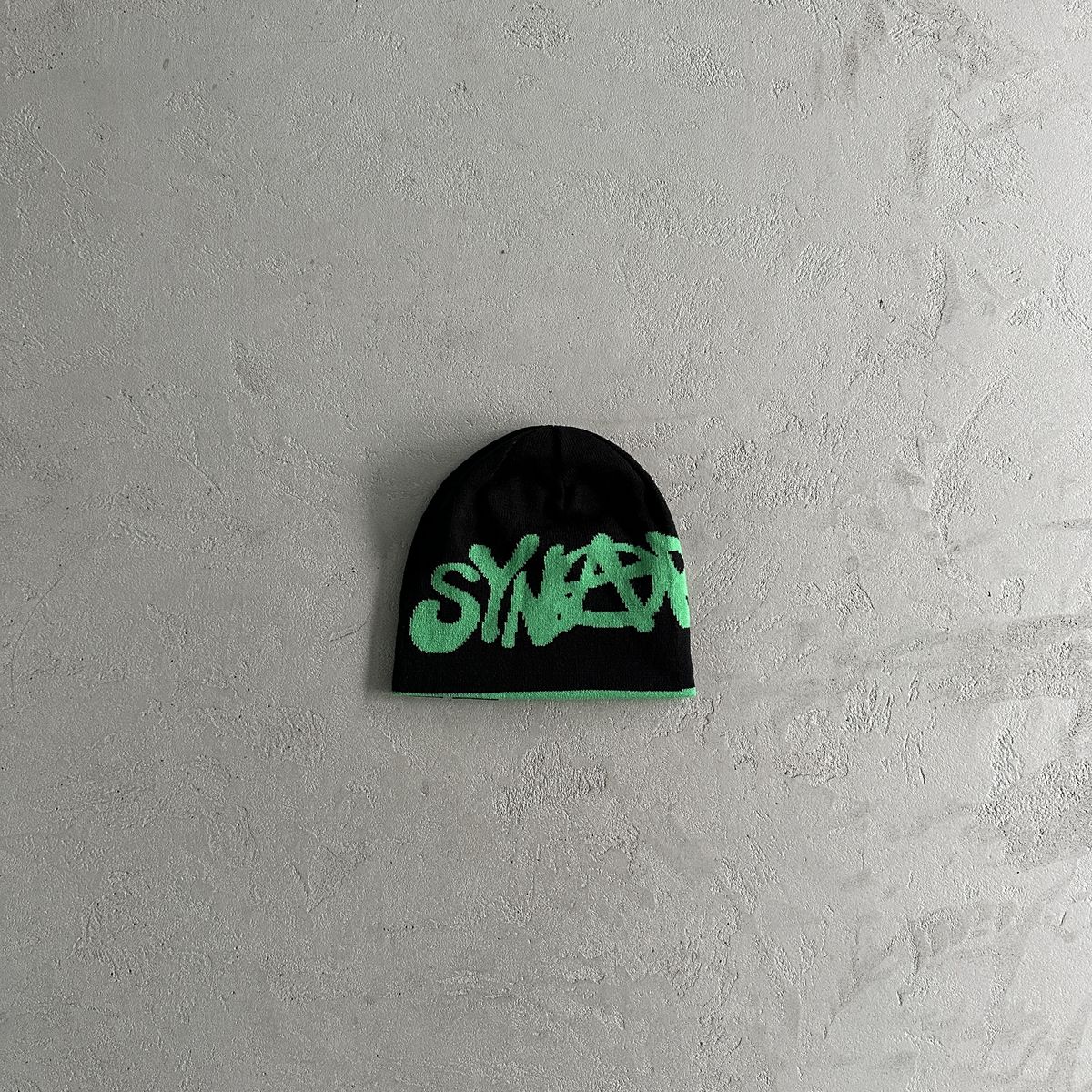 Syna Black/Green Beanie